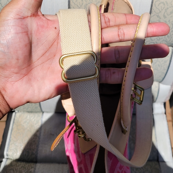 Authentic Dooney and bourke Shoulder Bag - Picture 9 of 12